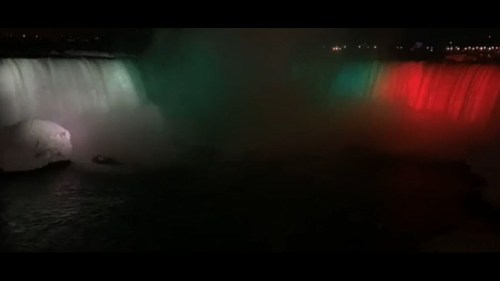 Ниагарският водопад грейна в цветовете на българското знаме