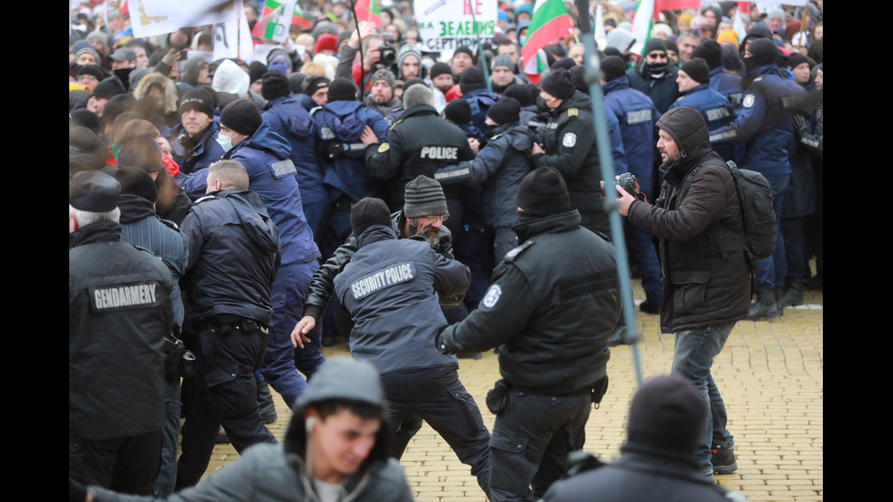"Възраждане" организира протест срещу зеления сертификат, докараха водно оръдие пред НС