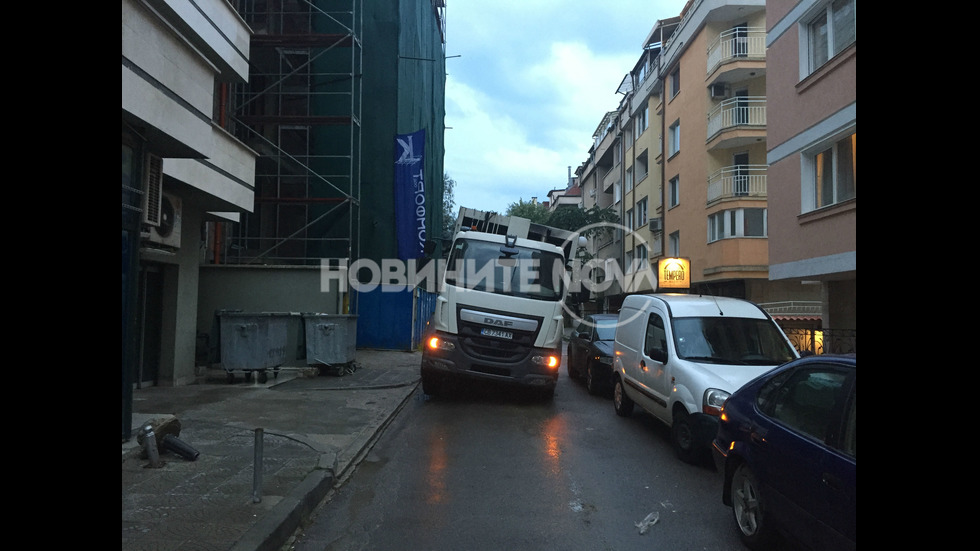Камион за смет пропадна в дупка в София