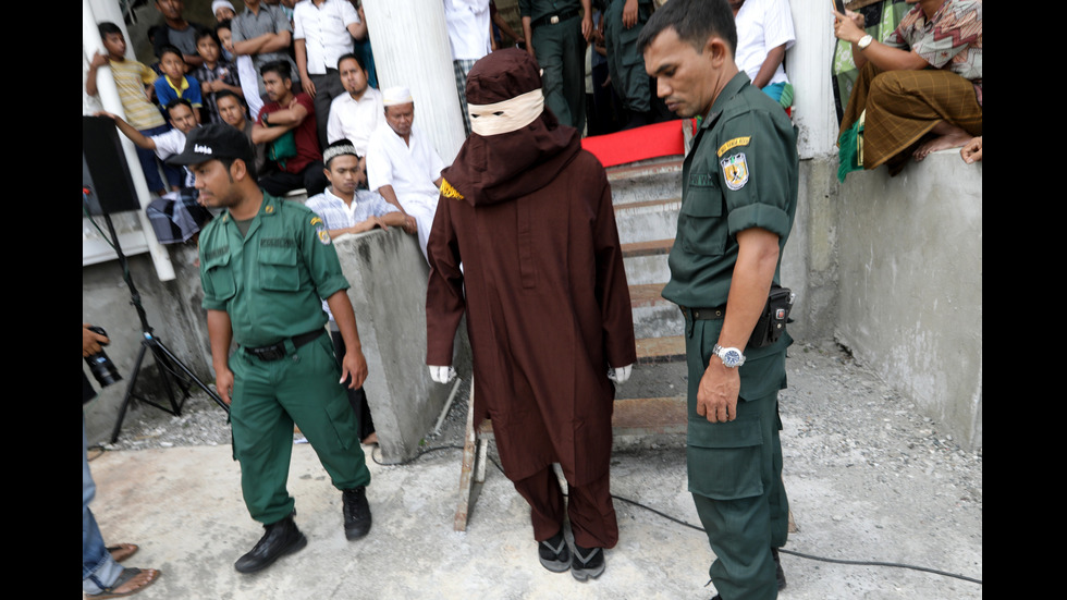 Десет души бяха осъдени на бой с пръчки в Индонезия