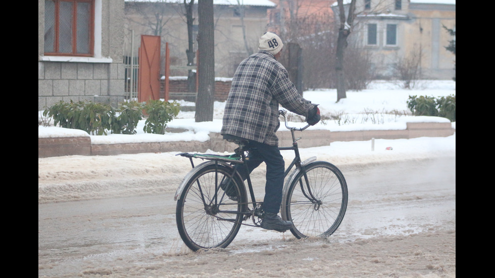 ВиК авария превърна казанлъшки булевард в ледена река