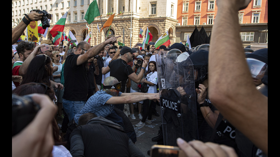 Протест пред парламента