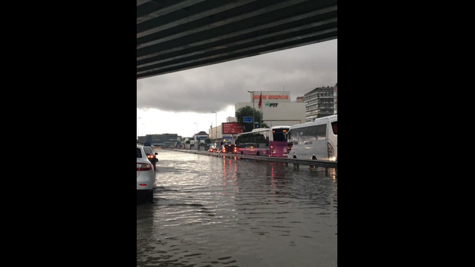 Проливни дъждове парализираха Истанбул