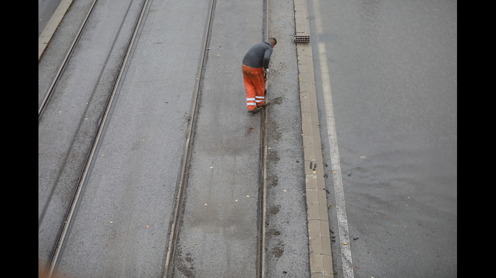 Наводнено кръстовище спря движението на няколко трамвайни линии в София