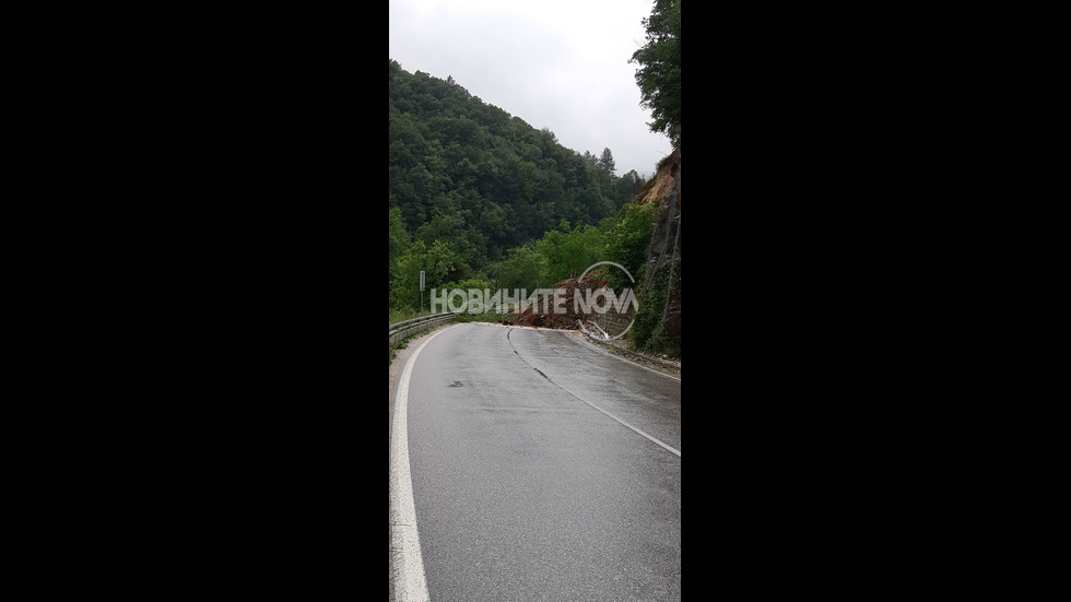 Свлачище затвори част от пътя Пловдив - Смолян