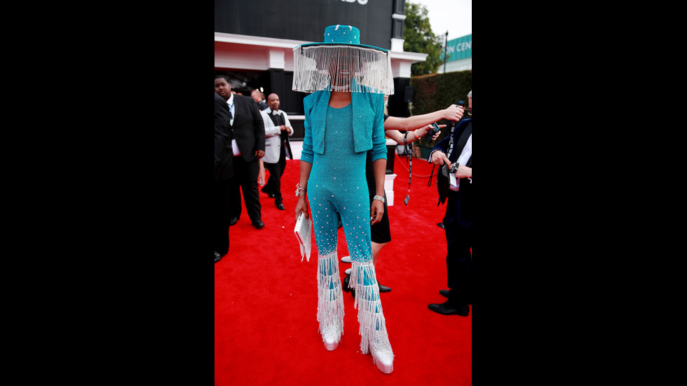 Стил и сексапил завладяха червения килим на наградите „Грами”