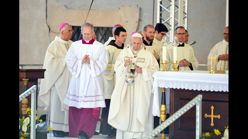 Франциск посети един от градовете, засегнати от земетресенията в Италия
