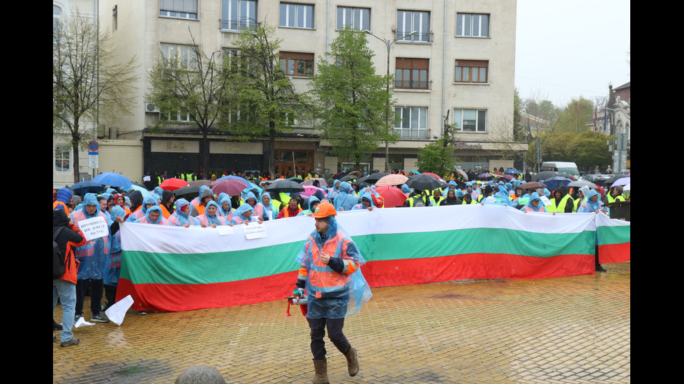 Пътните строители отново на протест, паркираха камиони пред Народното събрание