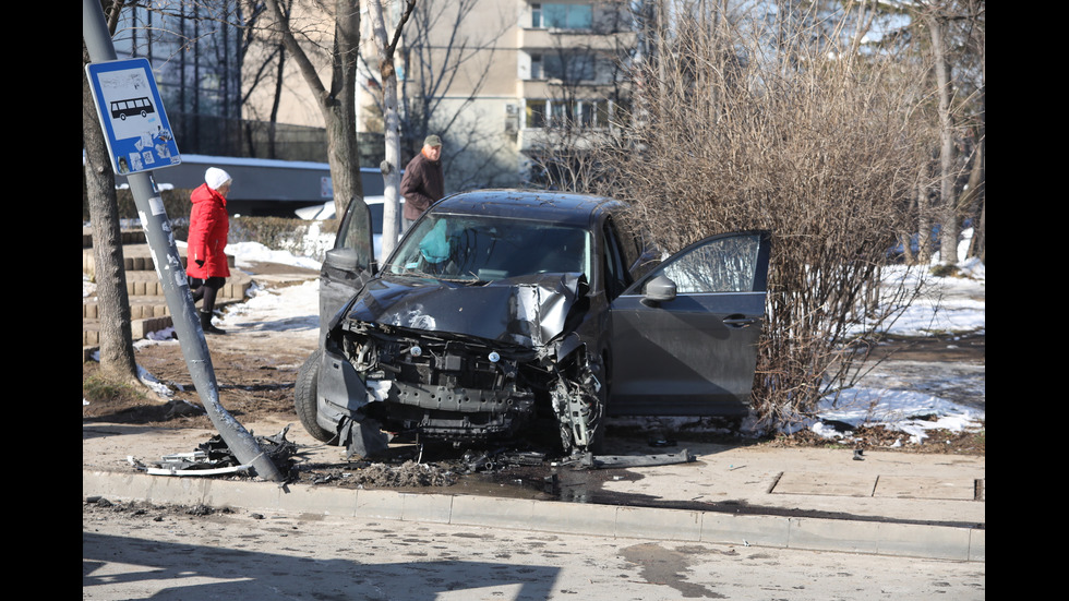 Кола се вряза в автобусна спирка в София, има ранени