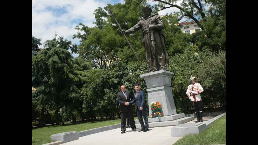 Бойко Борисов и Зоран Заев поднесоха цветя пред паметника на цар Самуил