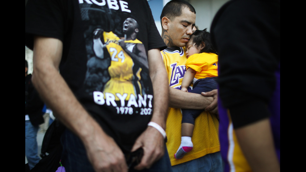 Хиляди се простиха с Коби Брайънт