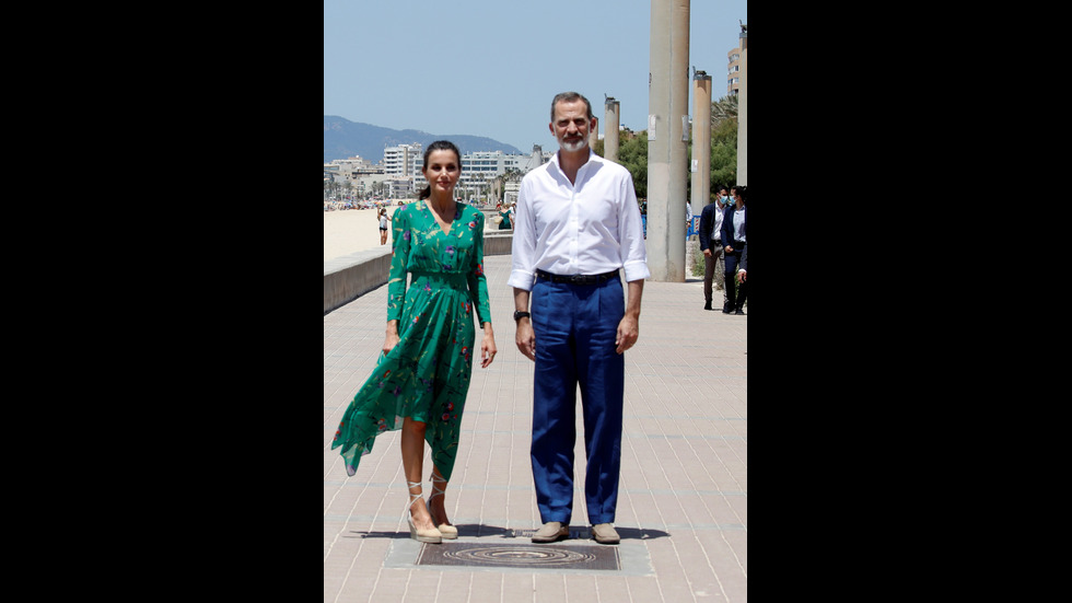 БЕЗ МАСКИ: Испанското кралско семейство на разходка в Палма де Майорка