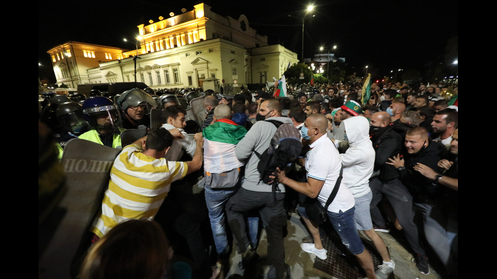 Бомбички, бутилки и павета полетяха към полицаите на протеста в София