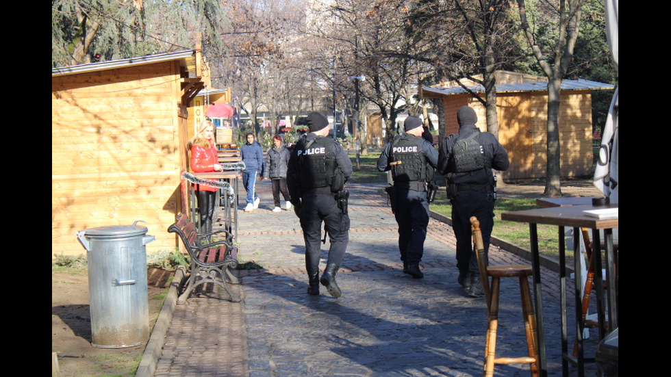 Полицаи с автомати и кучета патрулират в Благоевград