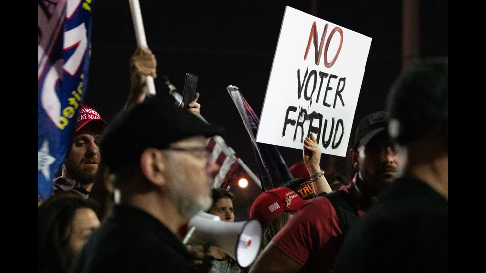 Привърженици на Тръмп скандират "Спрете гласуването!" край центрове за преброяване на бюлетини