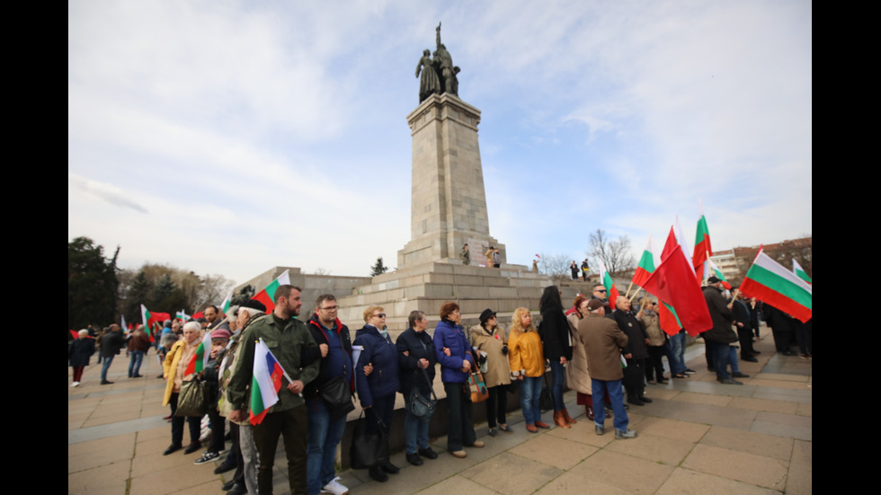 Протест в защита на Паметника на Съветската армия в София