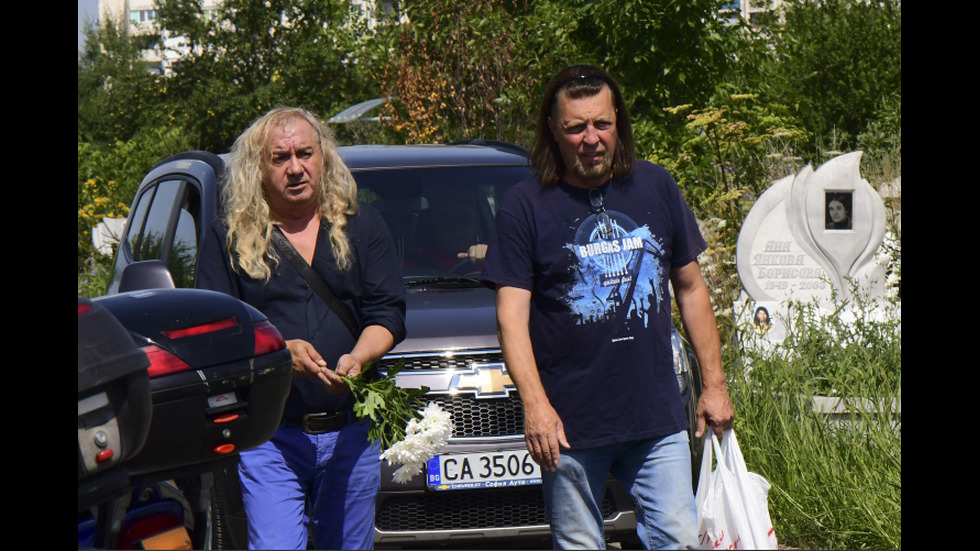 Десетки изпратиха Буги Барабата в последния му земен път