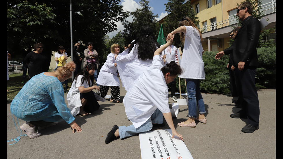 Протест срещу уволненията на медицински специалисти в София