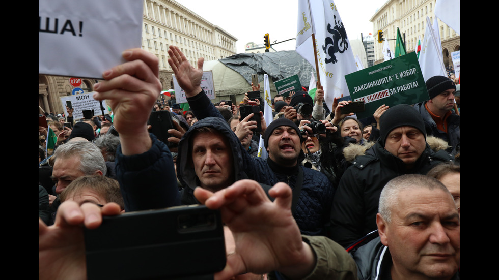 Протест срещу антиCOVID мерките в центъра на София, премиерът отиде при демонстрантите