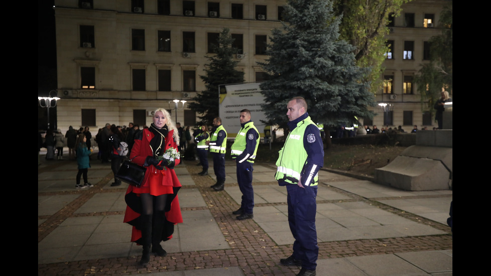 Протест и контрапротест пред Народния театър