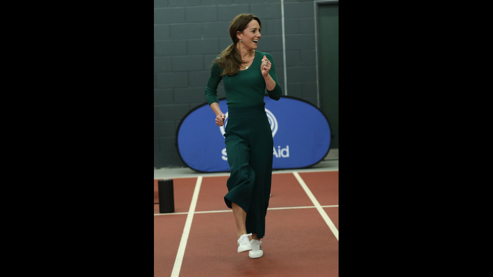 СПОРТНА И СТИЛНА: Кейт Мидълтън се състезава с атлети