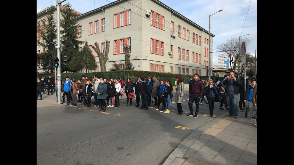 Блокада на кръстовище в знак на протест след смъртта на ученик