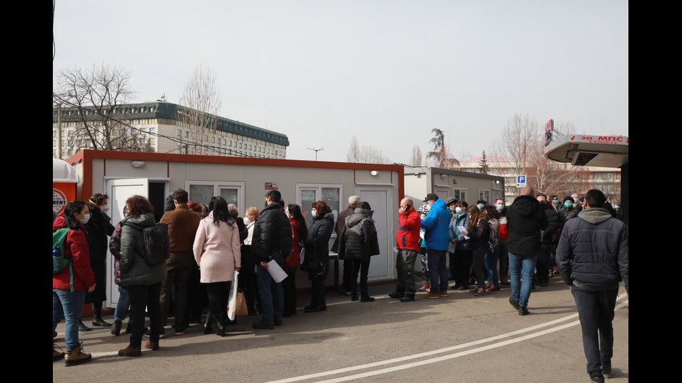 Желаещи да се ваксинират се наредиха на опашка пред „Пирогов”