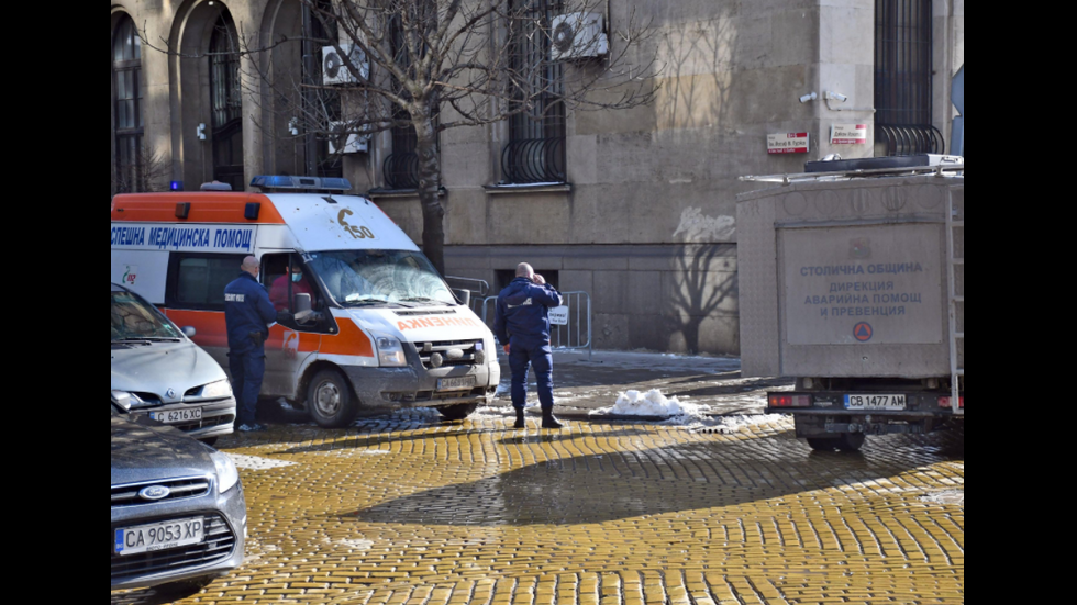 Ледена висулка рани жена в София
