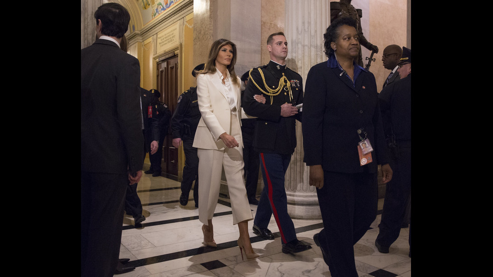 Мелания Тръмп с кремав костюм в Конгреса