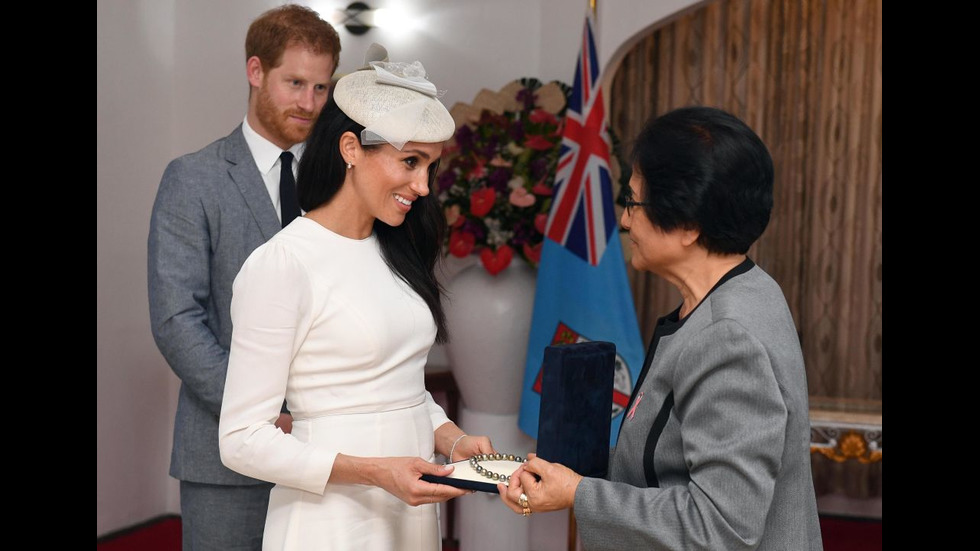 Меган Маркъл показа бременно коремче във Фиджи