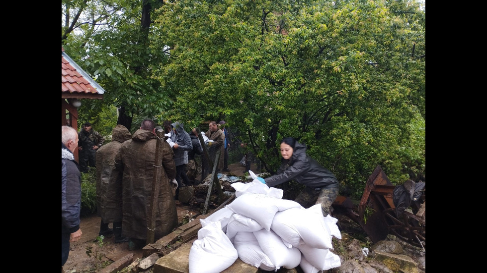 БЕДСТВЕНО ПОЛОЖЕНИЕ: Отнесени коли и разрушени къщи в Берковица и Георги Дамяново