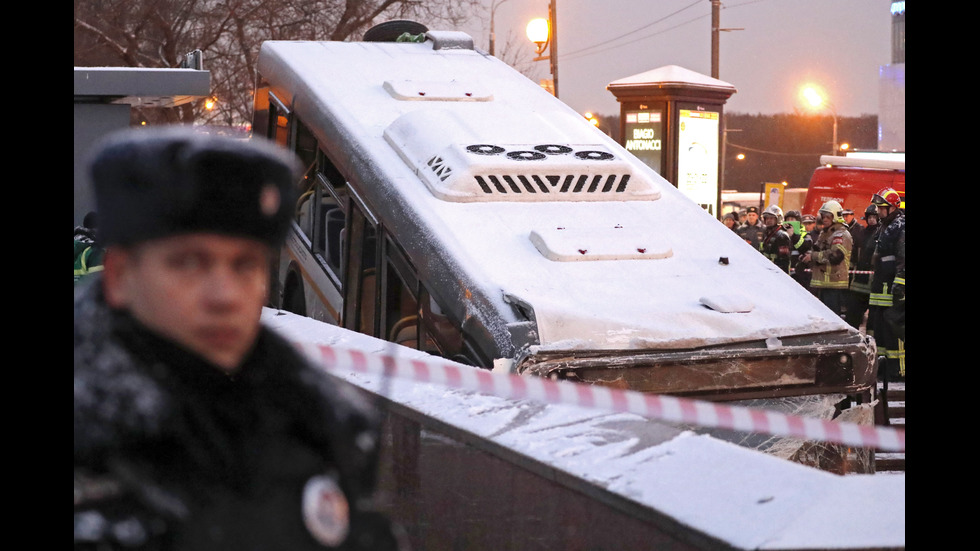 Автобус помете пешеходци в подлез в Москва