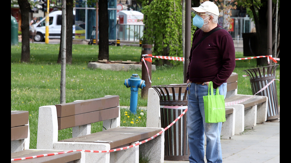 Първи ден без маски на открито