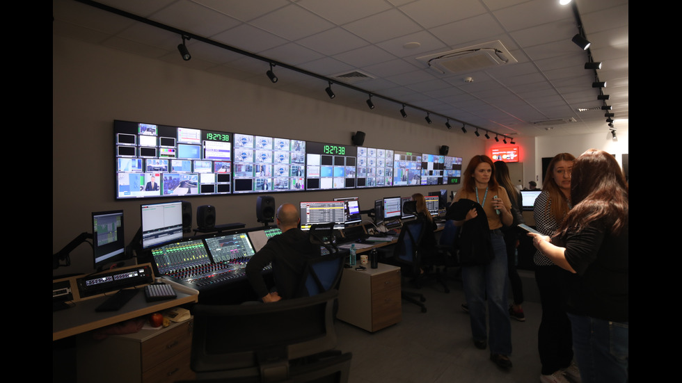 ЗАД КАДЪР: Изборният ден по NOVA В СНИМКИ