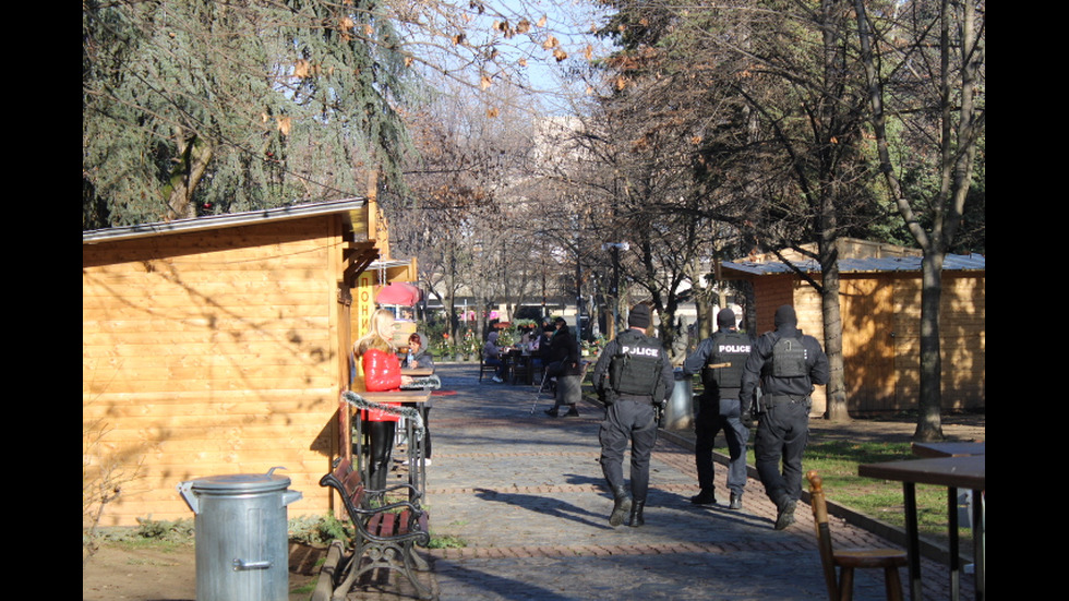 Полицаи с автомати и кучета патрулират в Благоевград