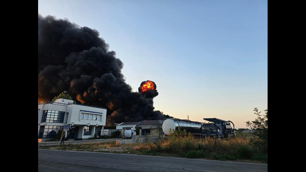 Пожар в склад за пластмаса край Пловдив