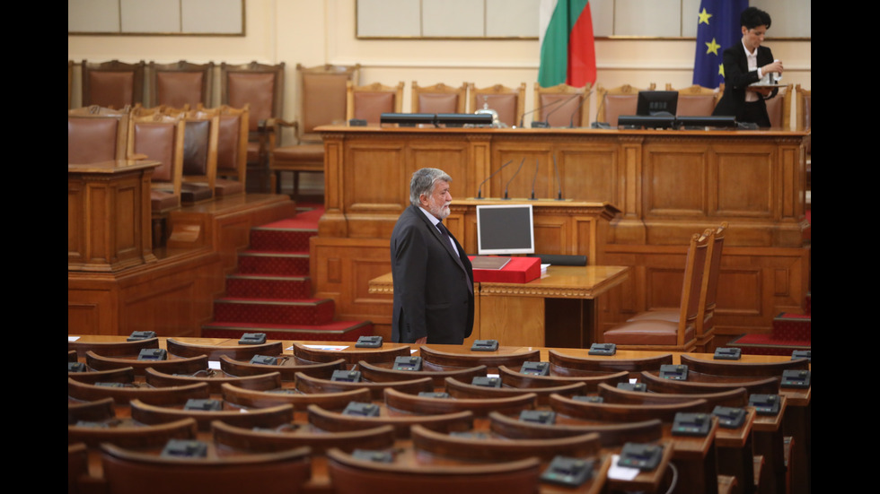 Ден втори: Парламентът в криза