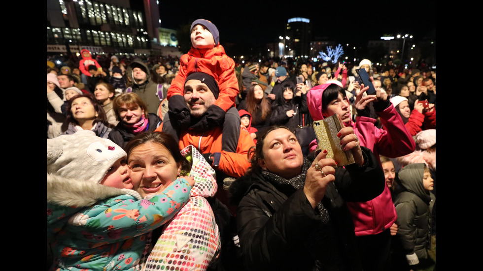 Светна Коледната елха пред НДК