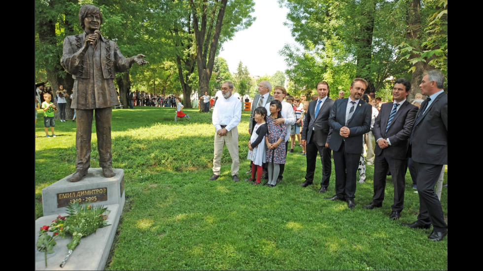 Откриха паметник на Емил Димитров в Плевен