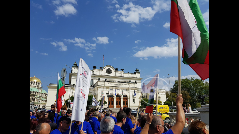 Стотици работници от "Емко" се събраха на протест пред НС