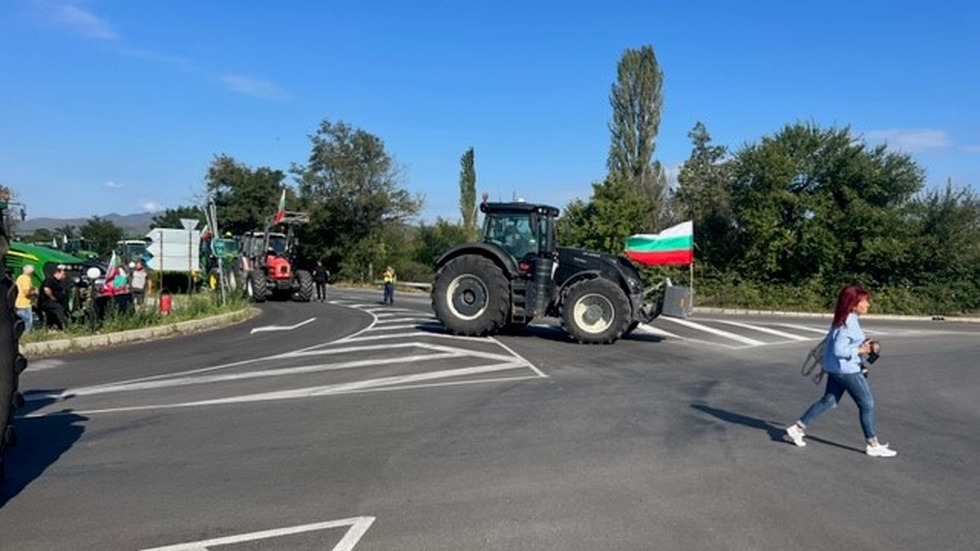 Протест на селскостопанския сектор блокира пътни артерии