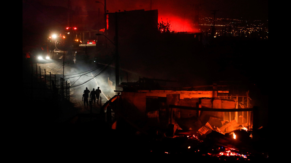 Пожар унищожи близо 200 къщи в туристически град в Чили