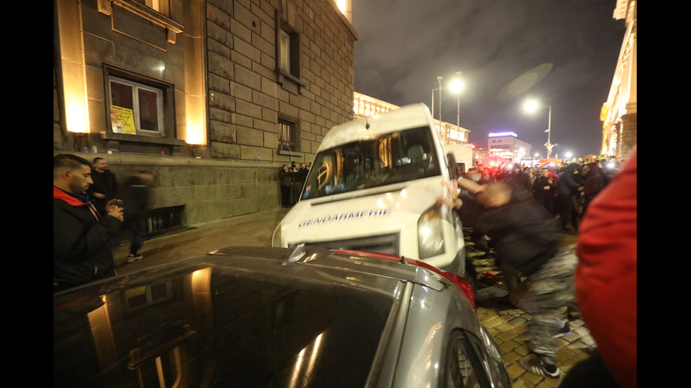 Протестиращи срещу Бюджет 2026 блокираха движението в "Триъгълника на властта"