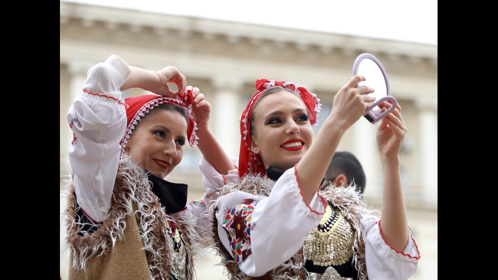 Частни фолклорни ансамбли излязоха на протест