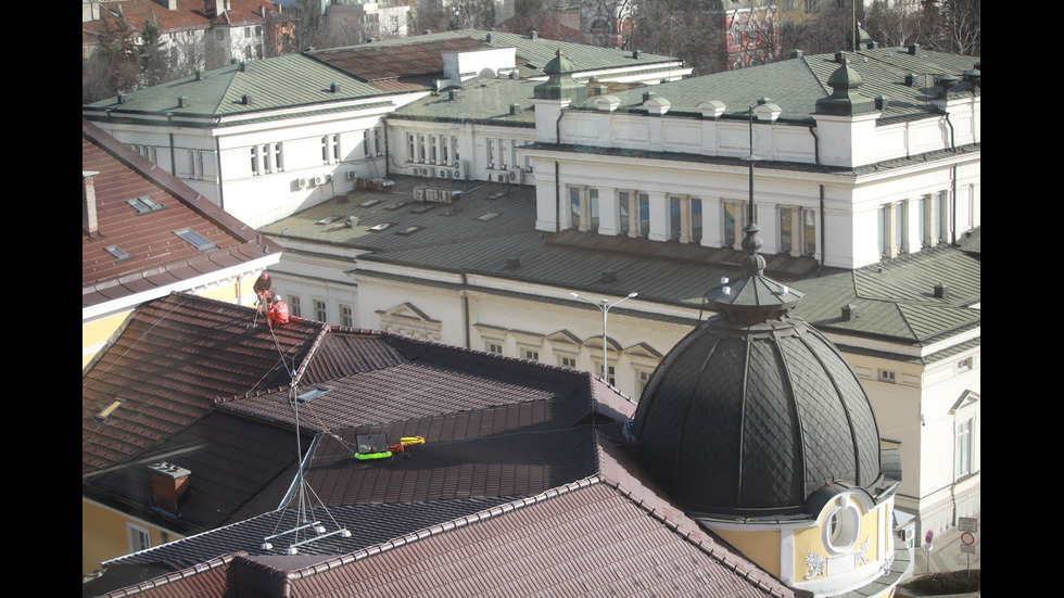 Бурният вятър нанесе щети в София