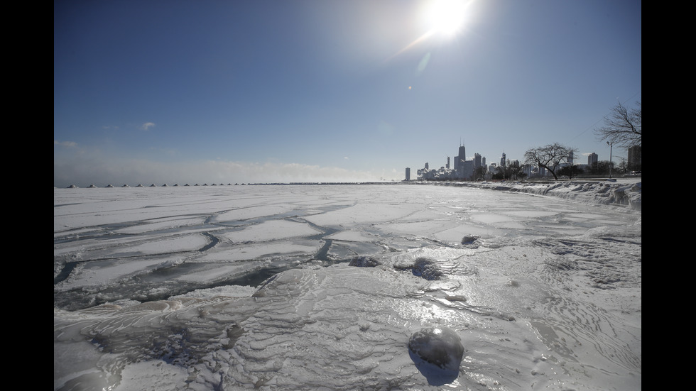 Студът създаде изящни ледени скулптури в езерото Мичиган