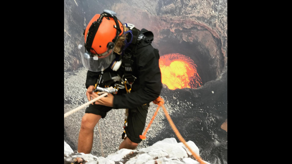 Фотограф се спуска във вулкани, за да се снима