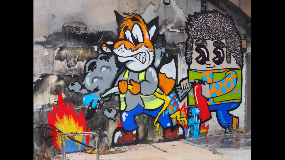 Улични рисунки върху следи от пожар