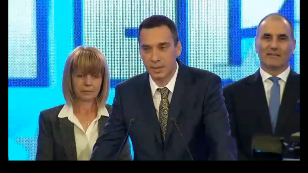 Шок и ужас за Хамилтън! Двигателят му изгърмя!