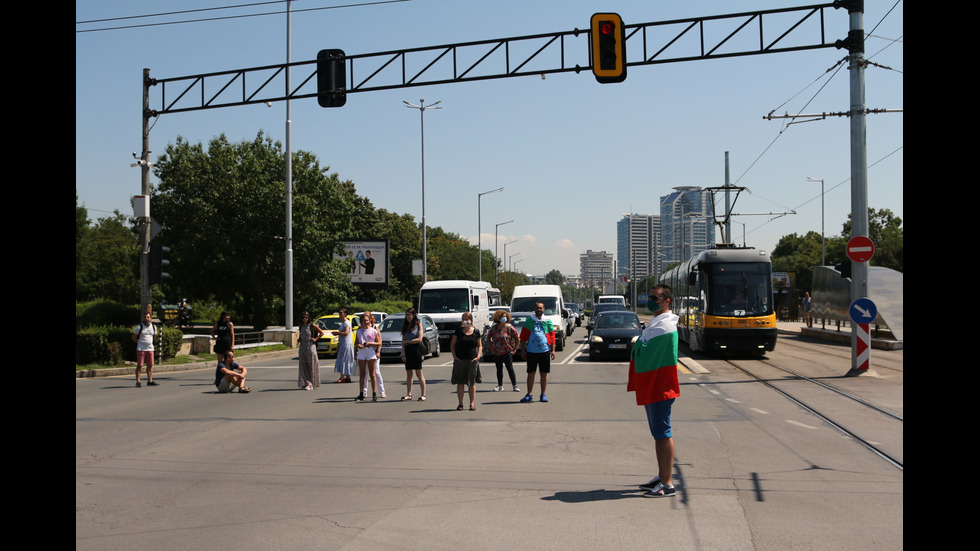 Група протестиращи блокира половин София